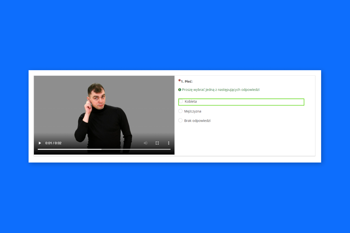 Widok przykładowego pytania z ankiety. Po lewej stronie widoczny jest lektor języka migowego, po prawej stronie znajduje się pytanie, oraz trzy odpowiedzi. Jedna z odpowiedzi jest podświetlona.