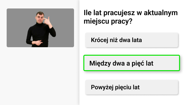 Widok przykładowego pytania z ankiety. Po lewej stronie widoczny jest lektor języka migowego, po prawej stronie znajduje się pytanie, oraz trzy odpowiedzi. Jedna z odpowiedzi jest podświetlona.